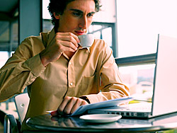 man_cofee_laptop